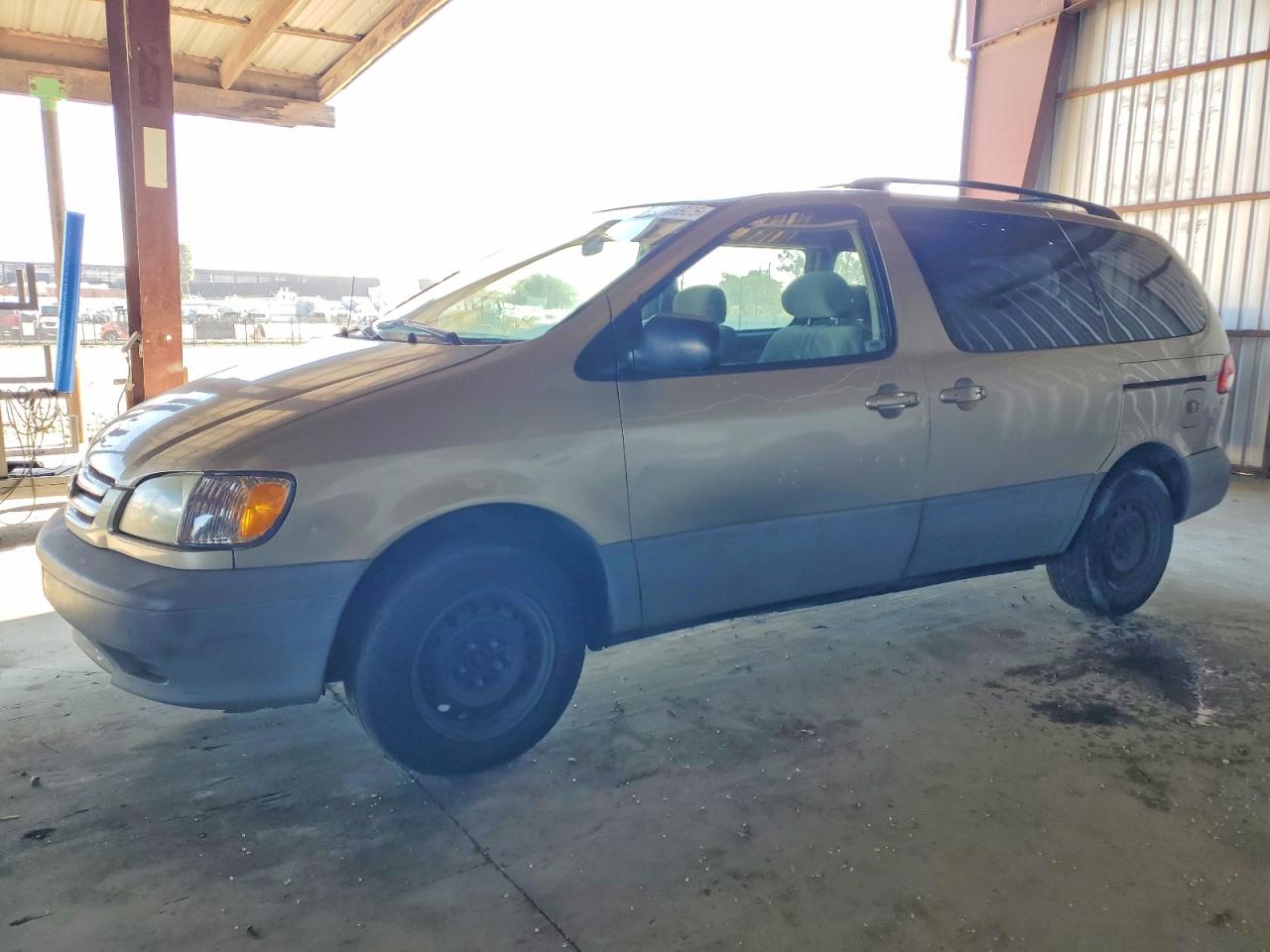 Salvage Toyota Sienna Image