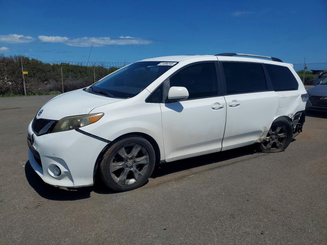 Salvage Toyota Sienna Image