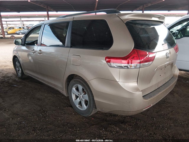 Toyota Sienna Le V6