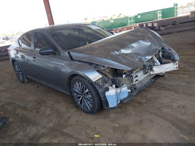 Salvage Nissan Altima Image