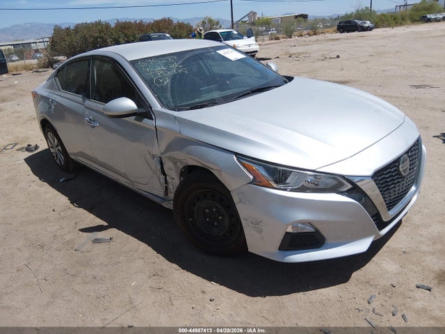 Salvage Nissan Altima Image
