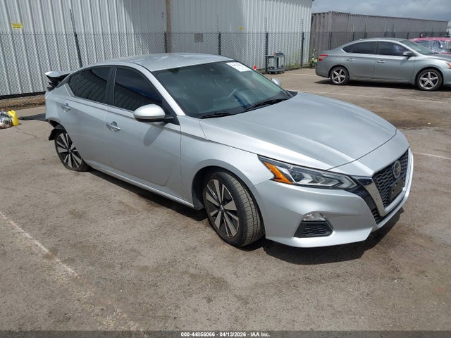 Salvage Nissan Altima Image