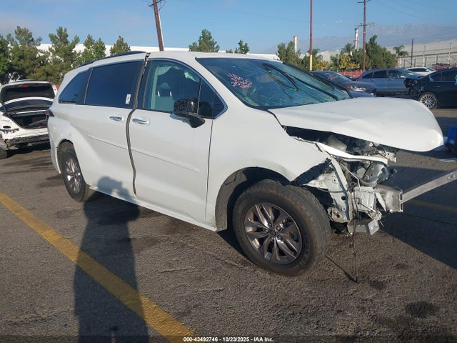 Salvage Toyota Sienna Image