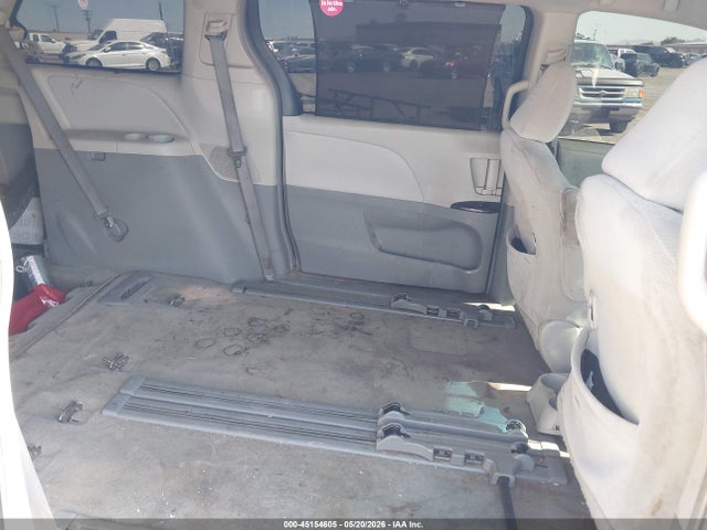 Toyota Sienna Le V6 8 Passenger