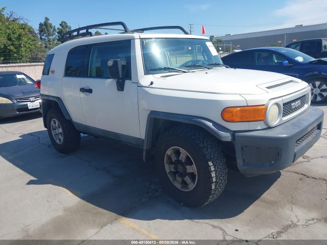 Salvage Toyota FJ Cruiser Image