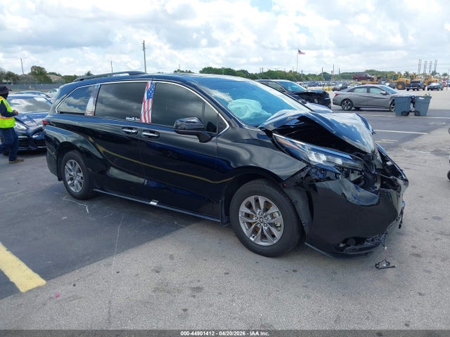 Salvage Toyota Sienna Image