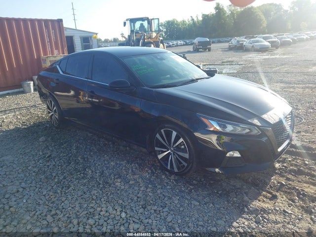 Salvage Nissan Altima Image