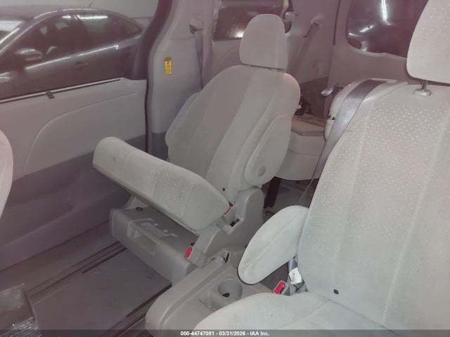 Toyota Sienna Le V6 8 Passenger