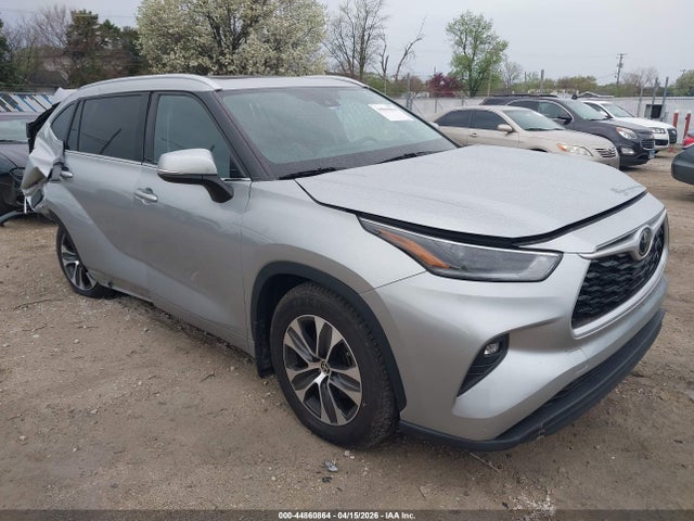 Salvage Toyota Highlander Image