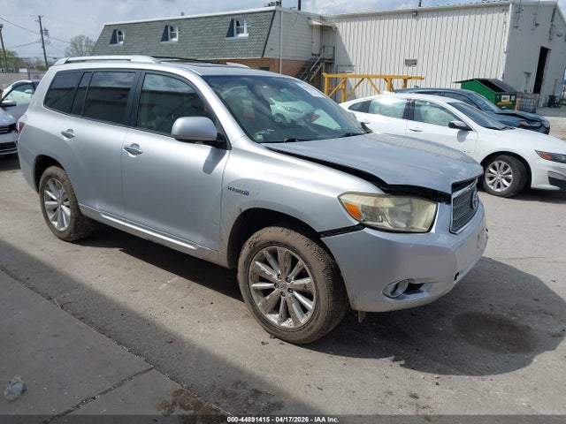 Salvage Toyota Highlander Image