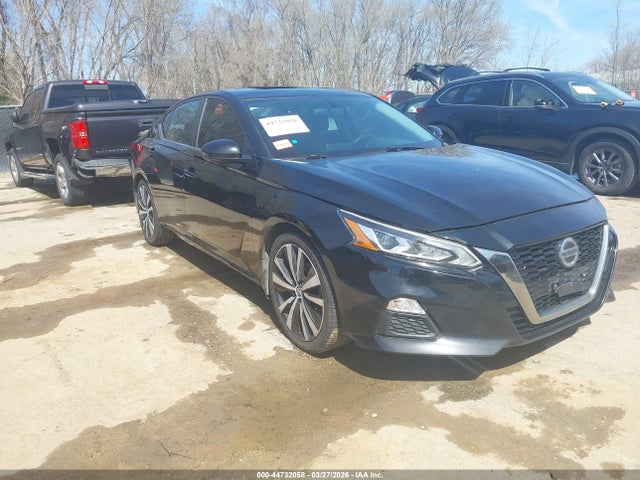 Salvage Nissan Altima Image