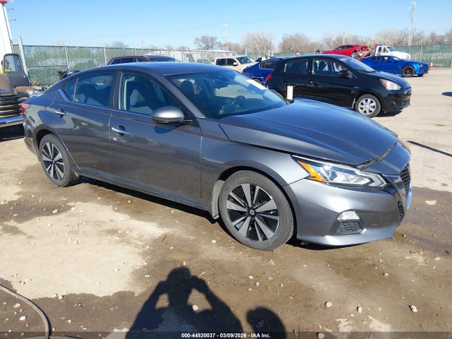 Salvage Nissan Altima Image
