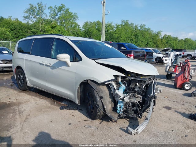 Salvage Chrysler Pacifica Image