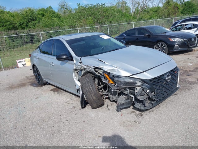 Salvage Nissan Altima Image