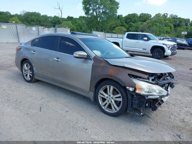 Salvage Nissan Altima Image