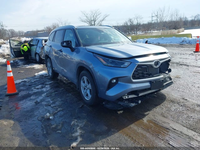 Salvage Toyota Highlander Image