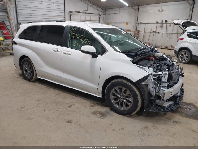 Salvage Toyota Sienna Image