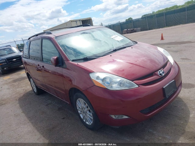 Salvage Toyota Sienna Image