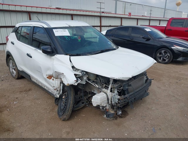 Salvage Nissan Kicks Image