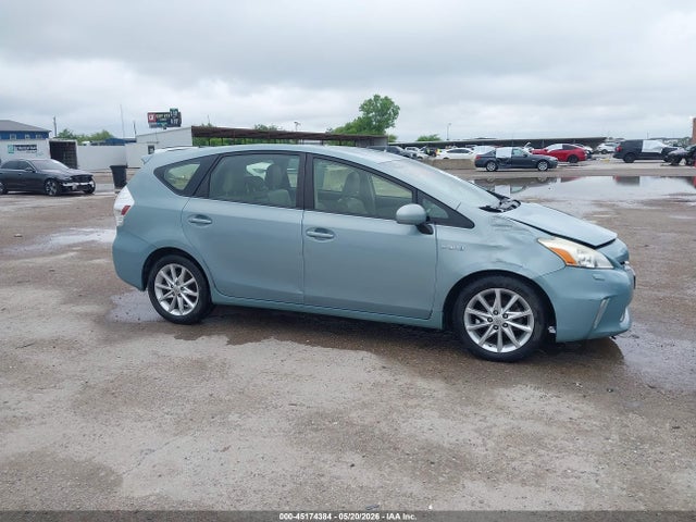 Toyota Prius v Five
