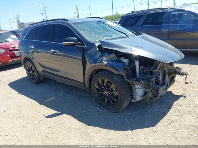 Salvage Kia Sorento Image