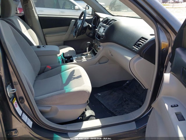 Toyota Highlander Base V6
