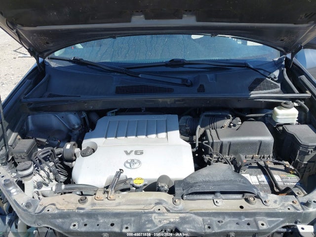 Toyota Highlander Base V6