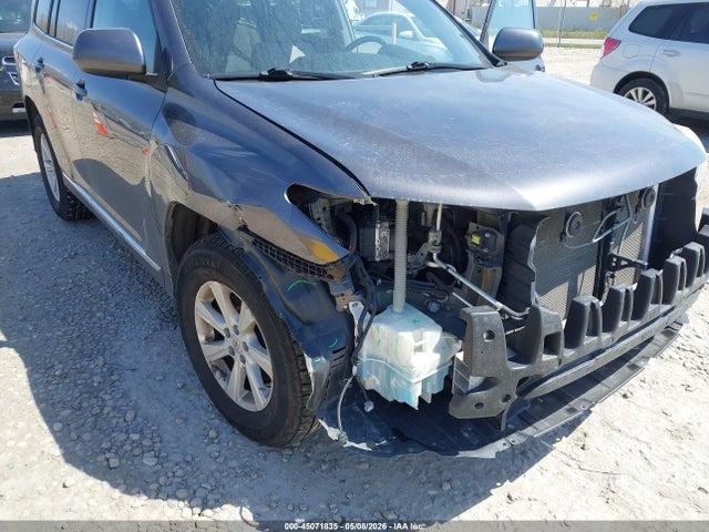 Toyota Highlander Base V6