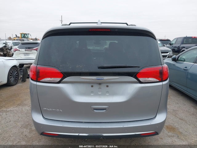 Chrysler Pacifica Touring L