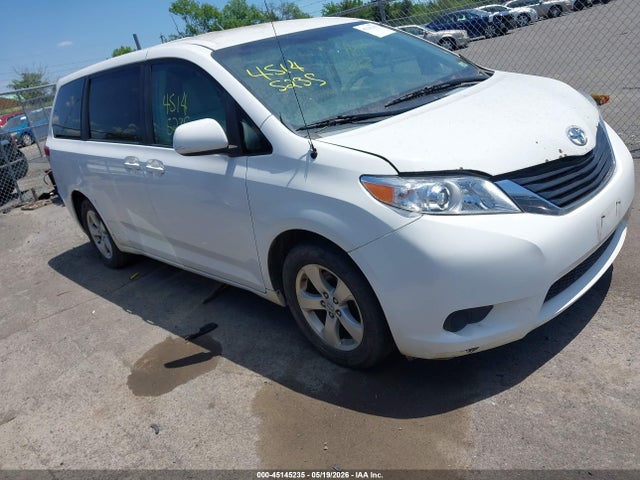 Salvage Toyota Sienna Image