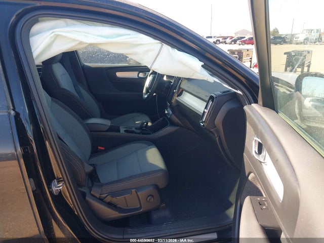 Volvo XC40 B5 Core Dark Theme