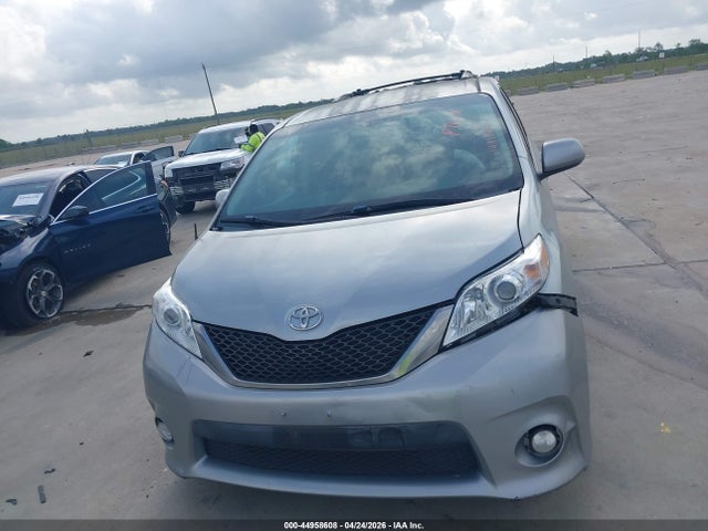 Toyota Sienna Se
