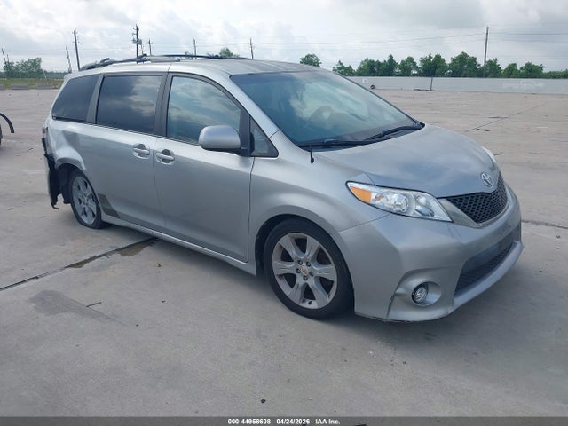 Salvage Toyota Sienna Image