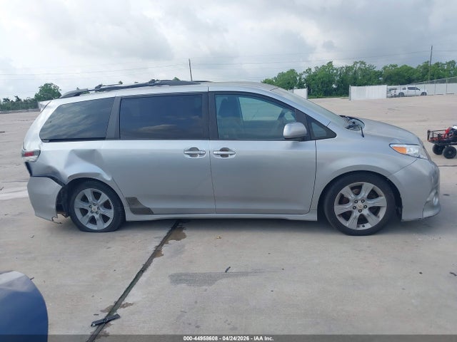 Toyota Sienna Se