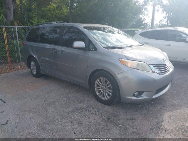Salvage Toyota Sienna Image