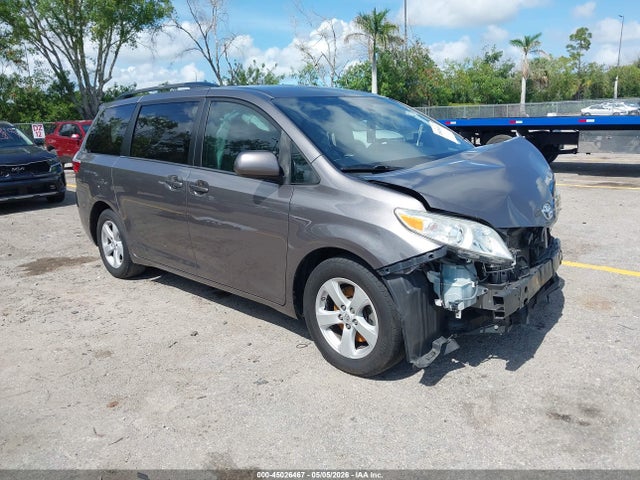 Salvage Toyota Sienna Image
