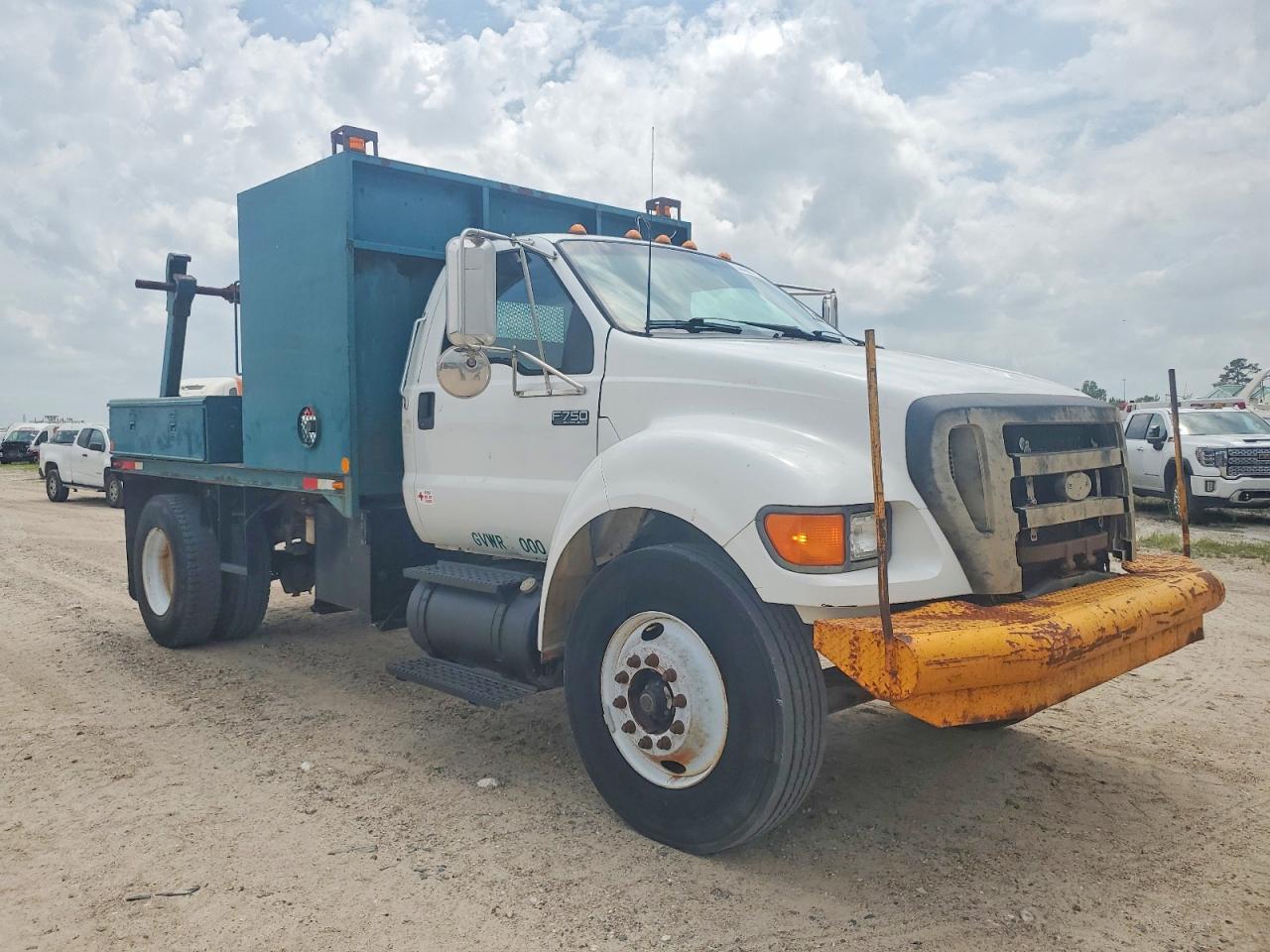 Salvage Ford F-750 Image