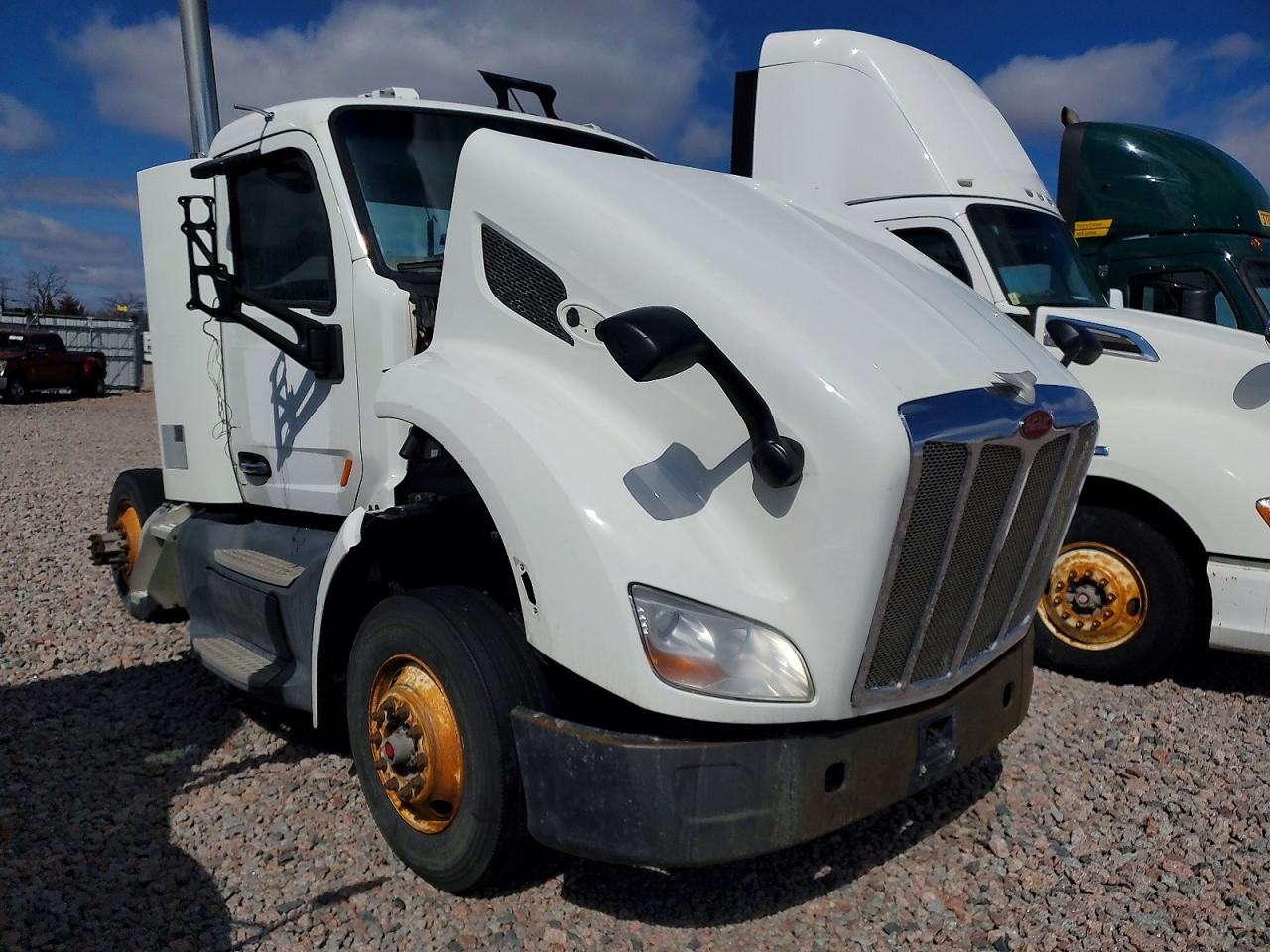 Salvage Peterbilt 579 Image