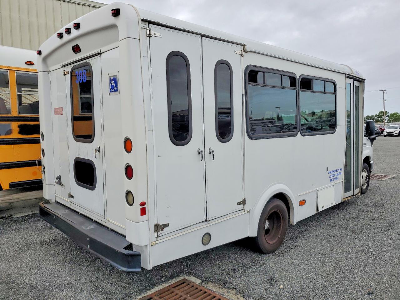 Ford Econoline E450 Super Duty Cutaway Van
