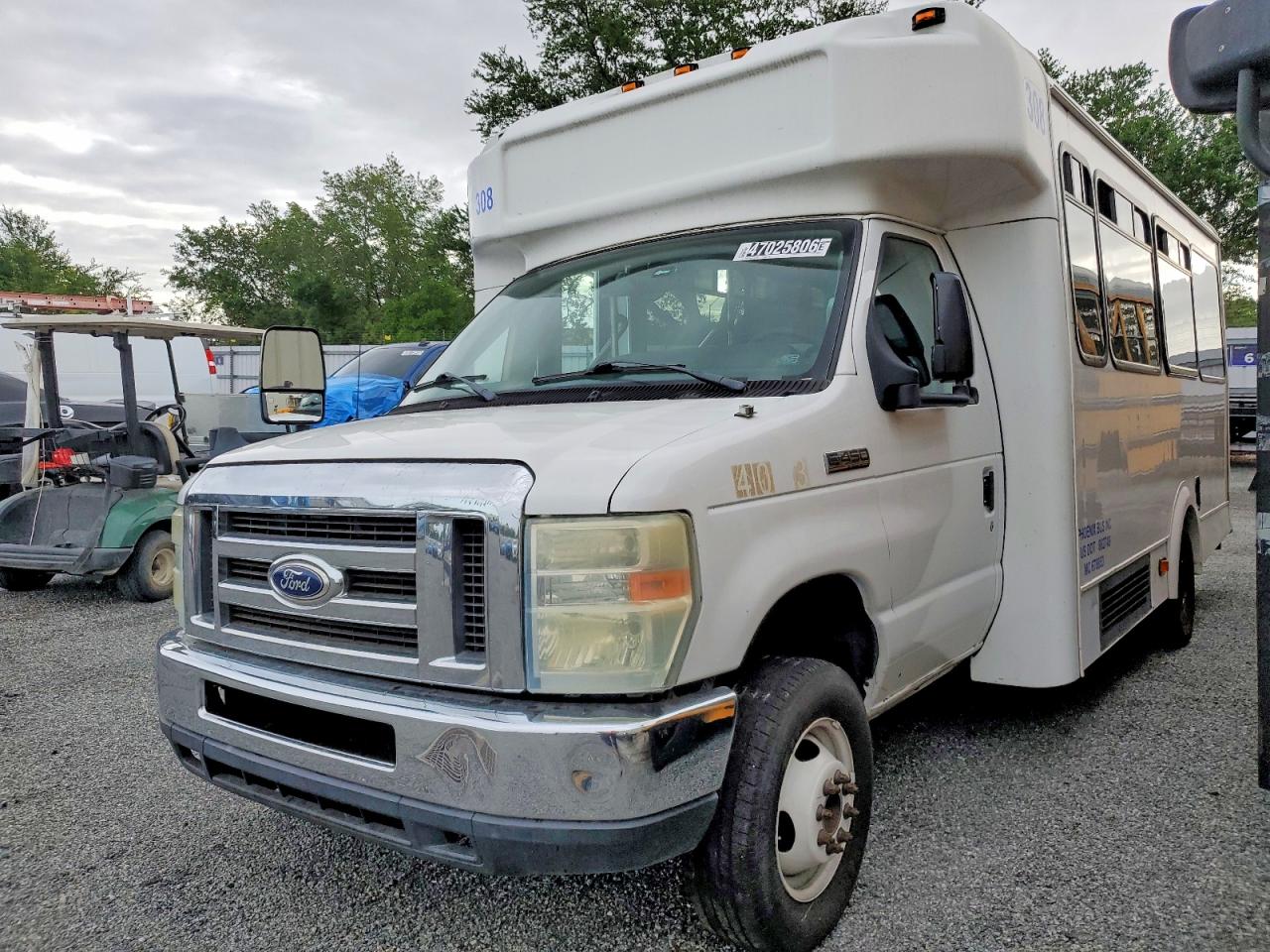 Ford Econoline E450 Super Duty Cutaway Van