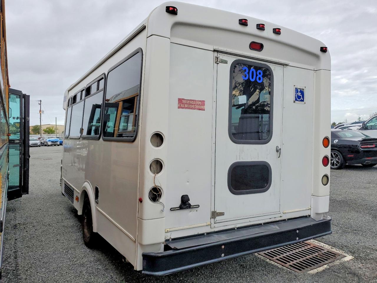 Ford Econoline E450 Super Duty Cutaway Van