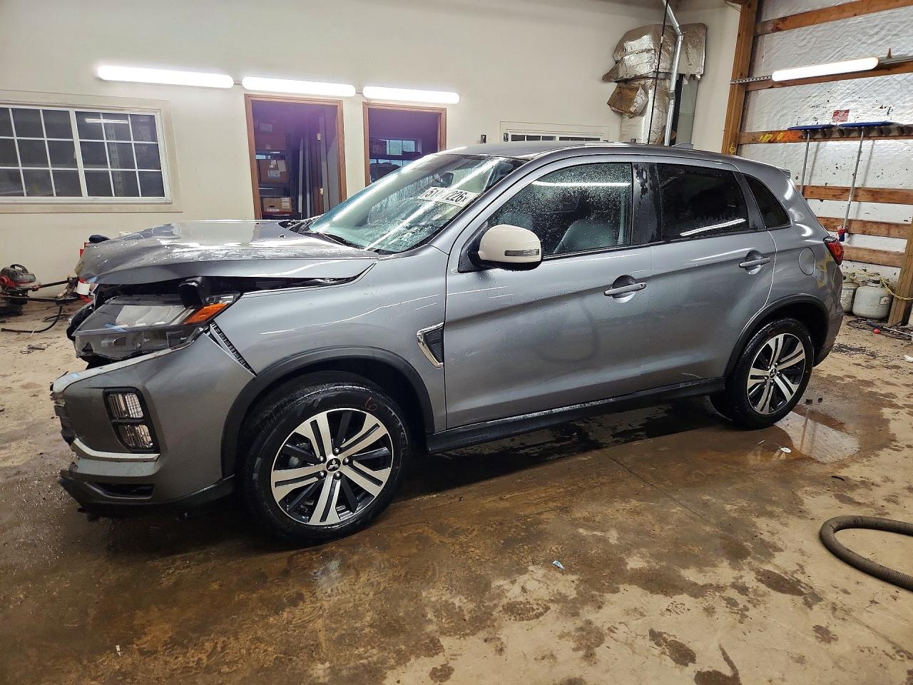 Salvage Mitsubishi Outlander Image