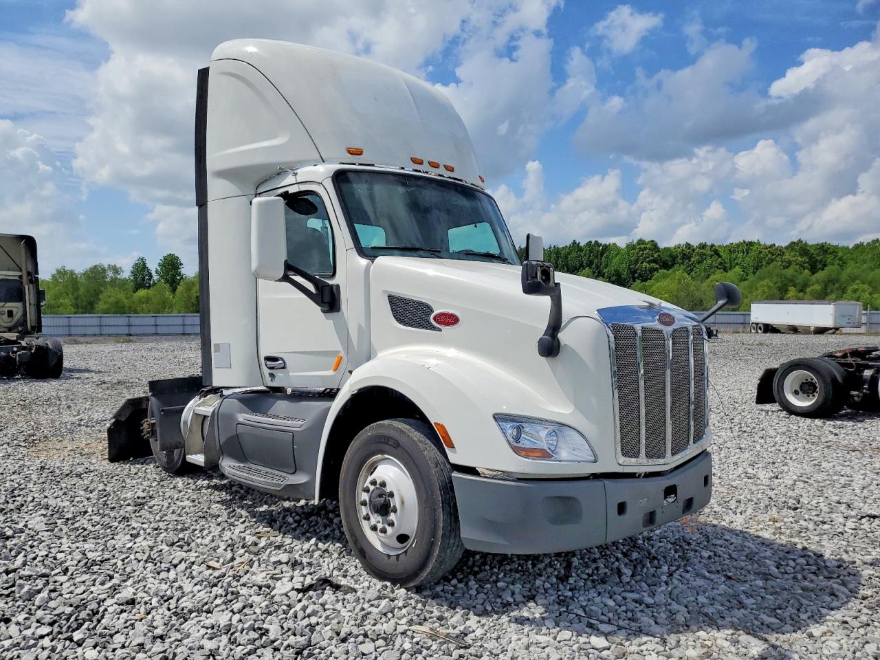 Salvage Peterbilt 579 Image