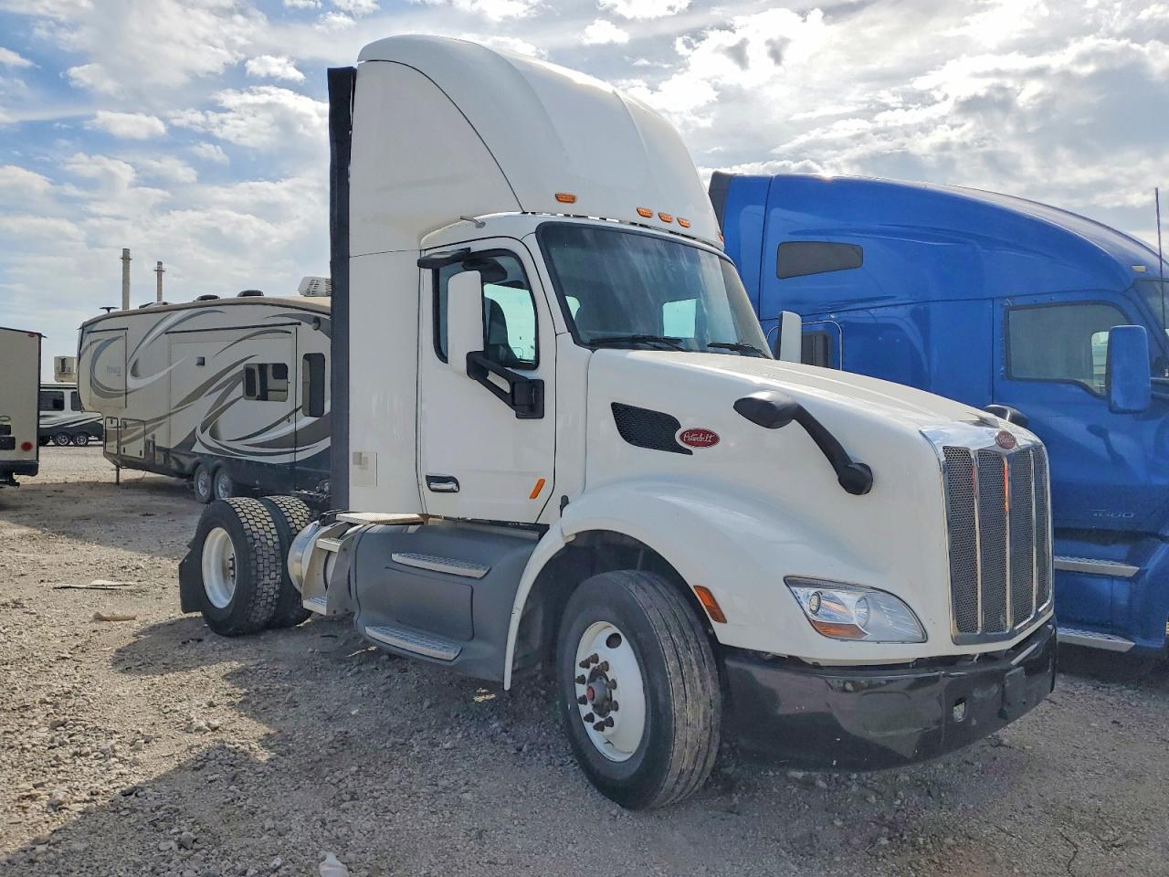 Salvage Peterbilt 579 Image