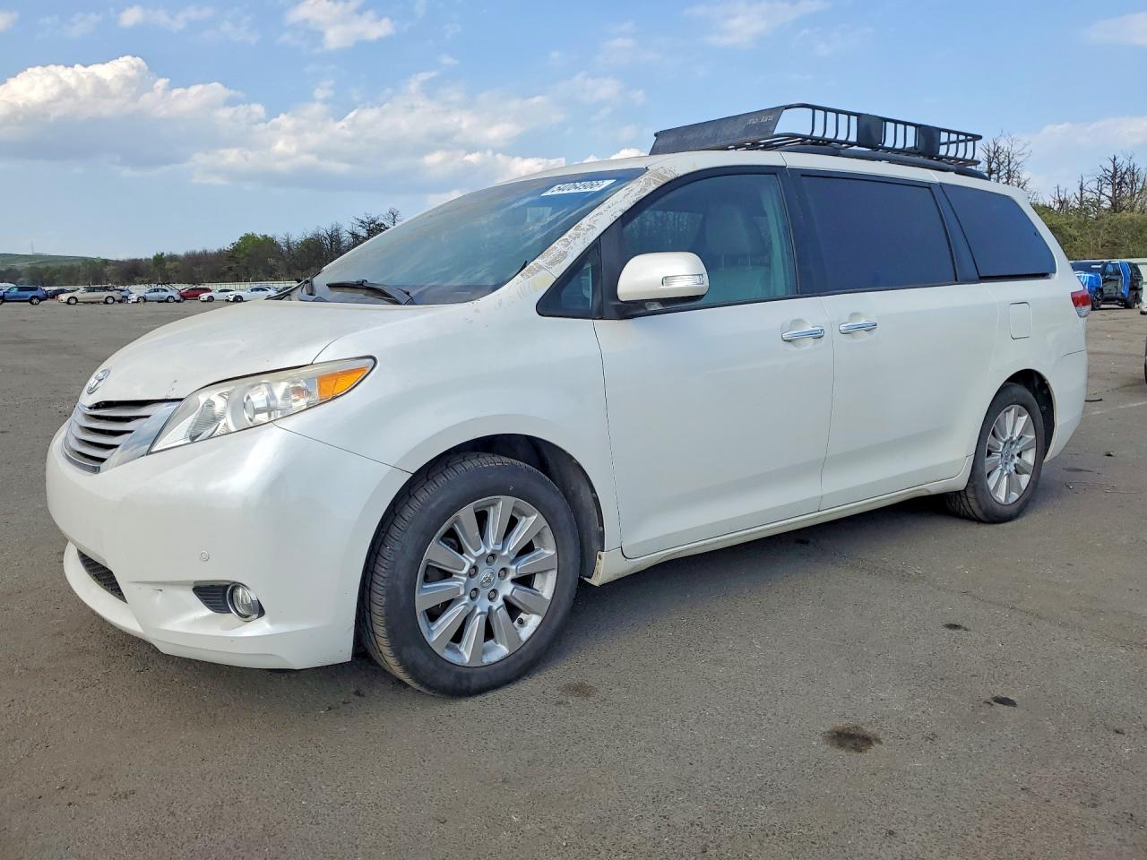 Salvage Toyota Sienna Image