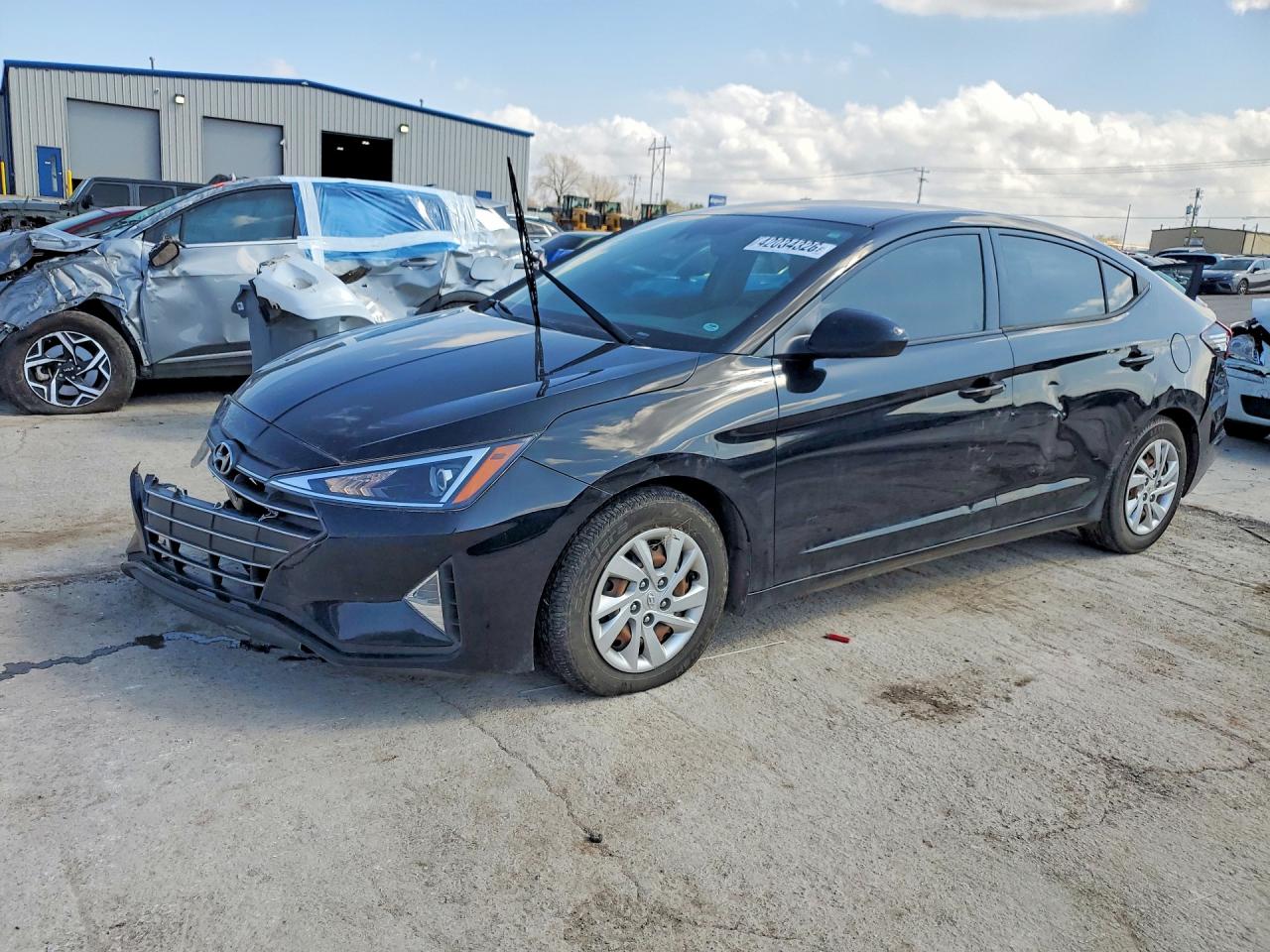 Salvage Hyundai ELANTRA Image