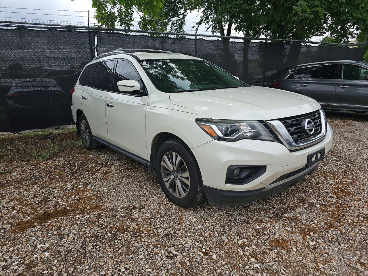 Salvage Nissan Pathfinder Image