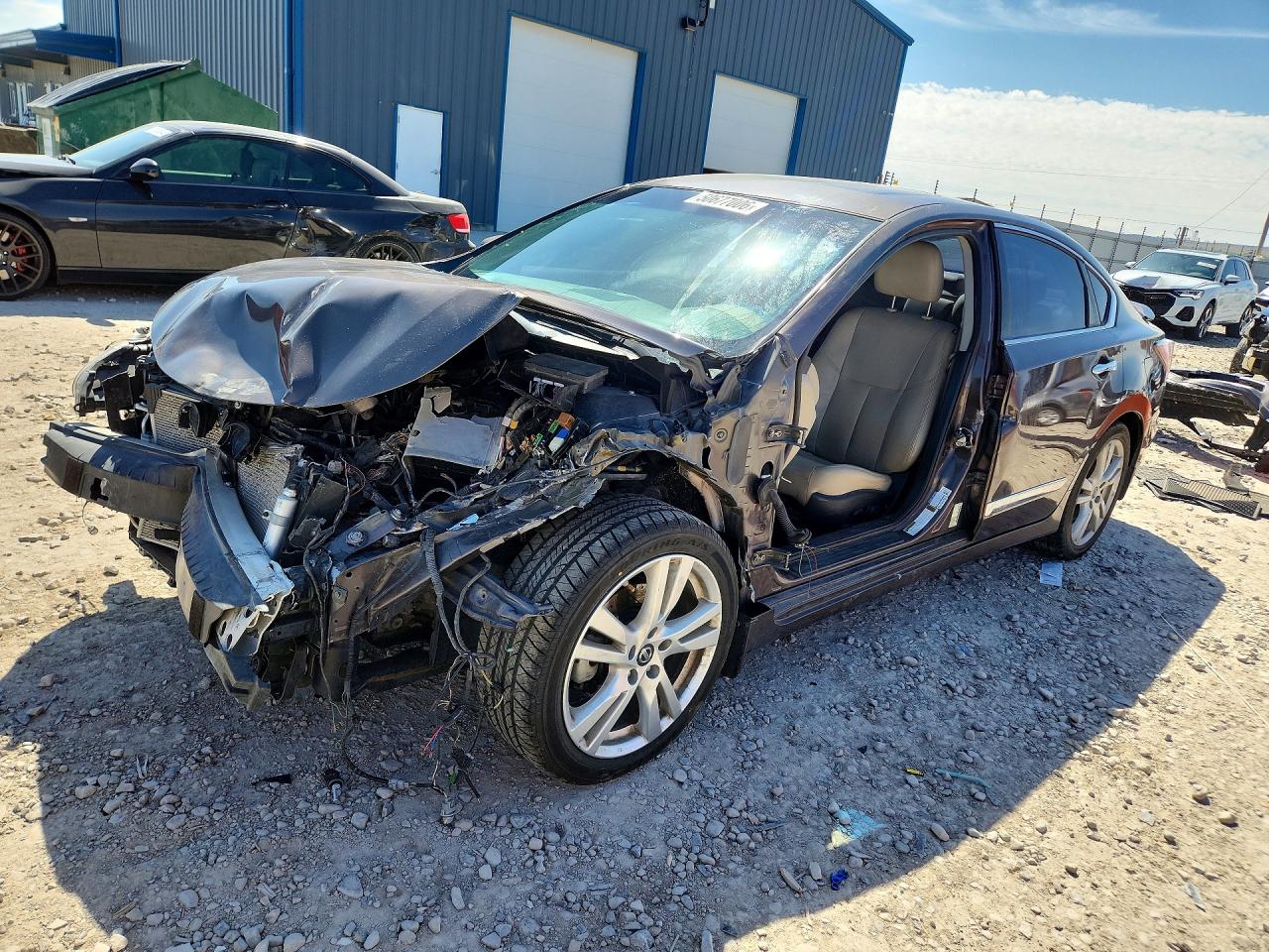 Salvage Nissan Altima Image