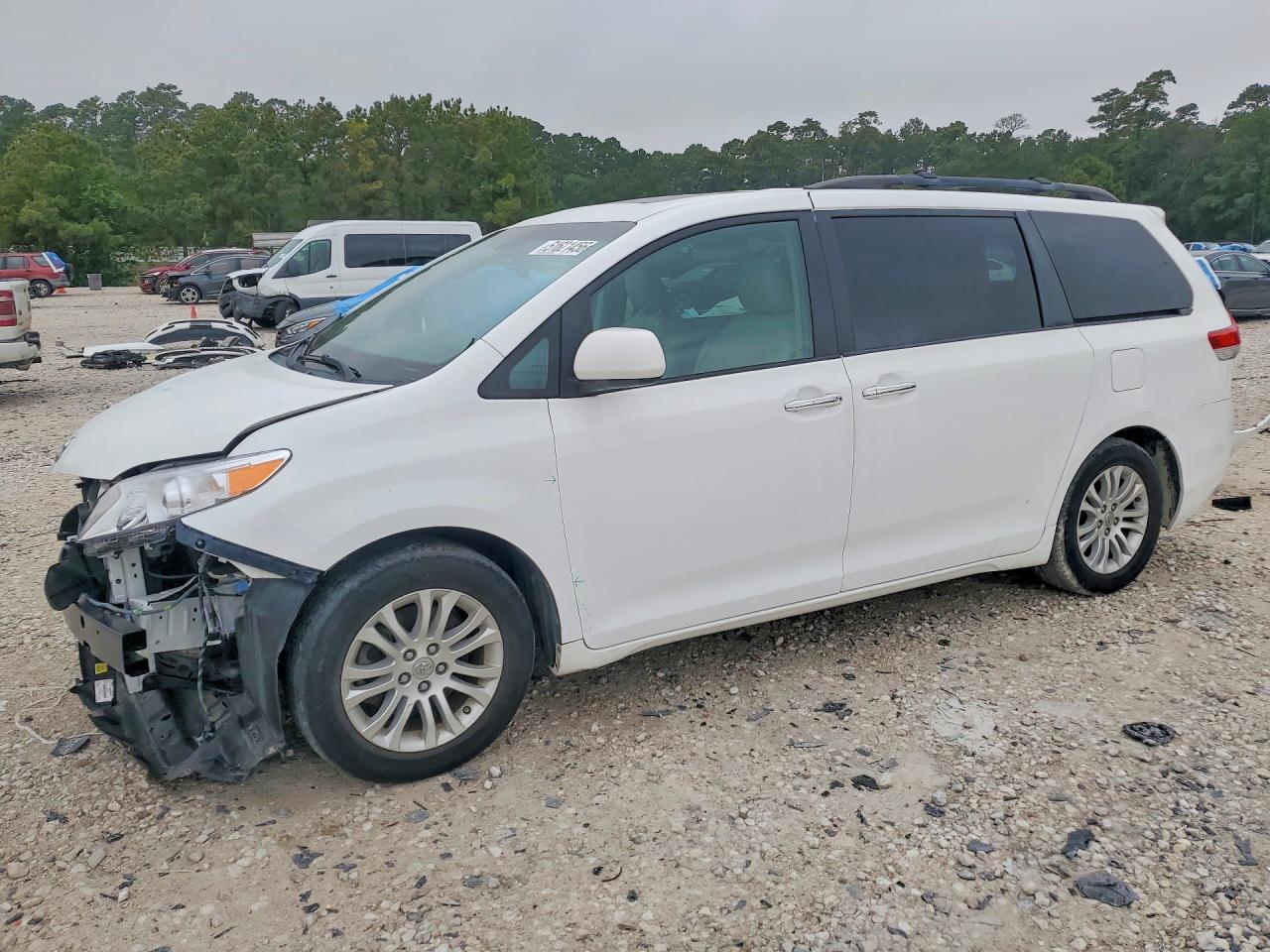 Salvage Toyota Sienna Image