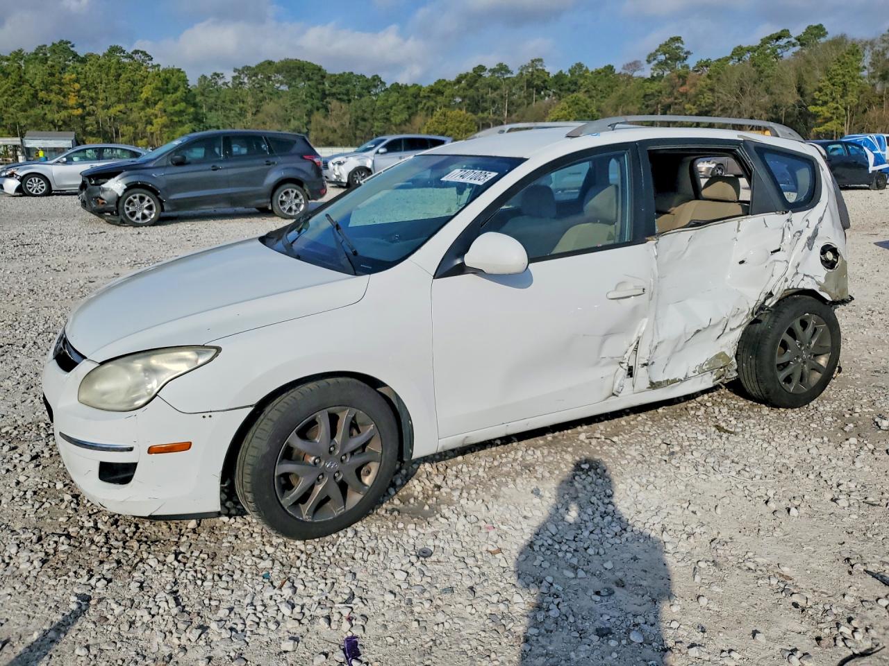 Salvage Hyundai ELANTRA Image